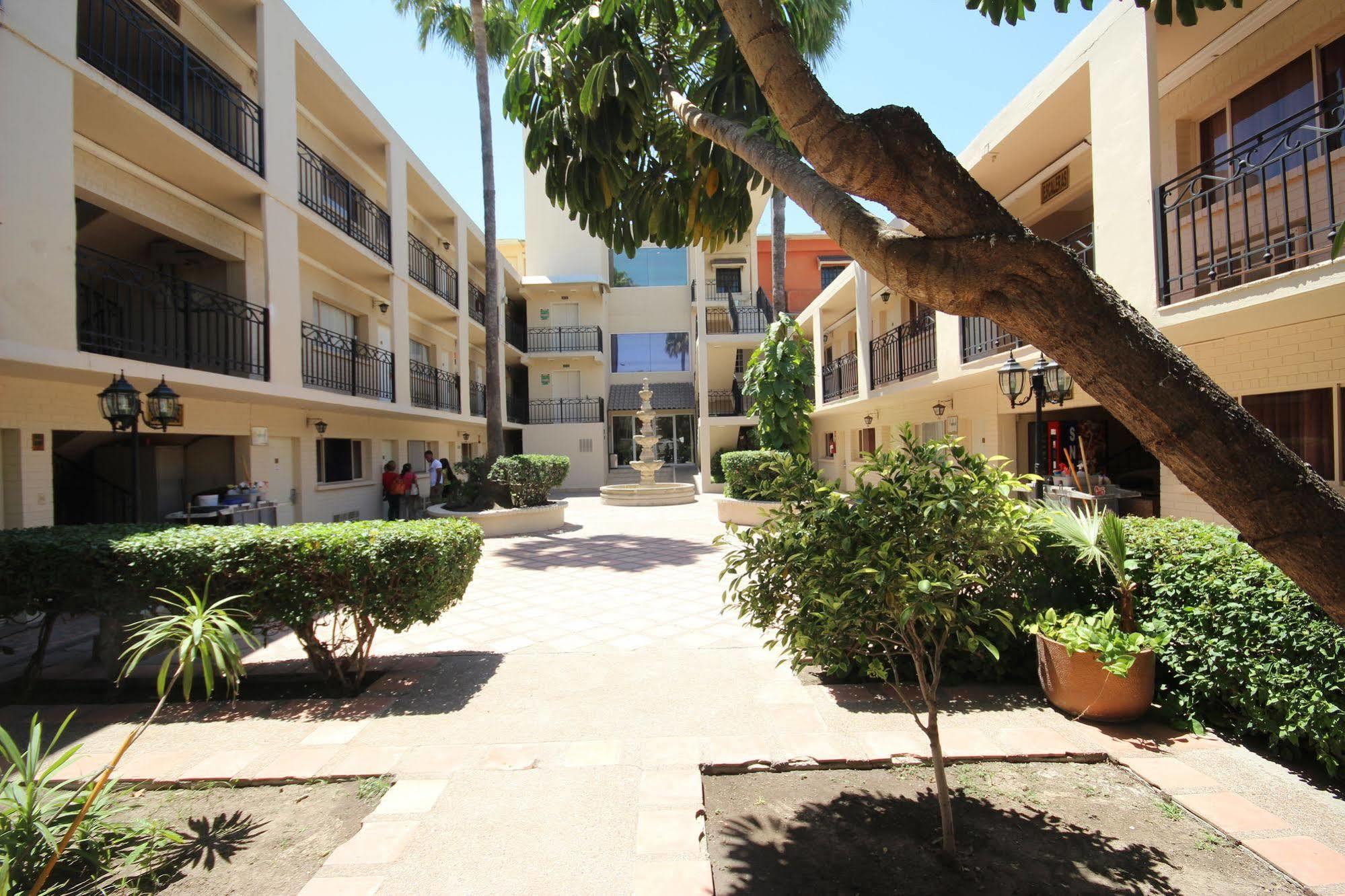 Hotel El Camino Inn & Suites Reynosa Exterior foto